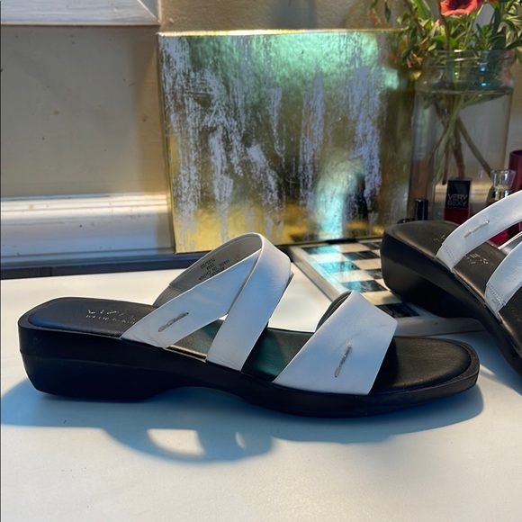 Liz Claiborne White and Black Minimalist Sandals - Picture 7 of 16